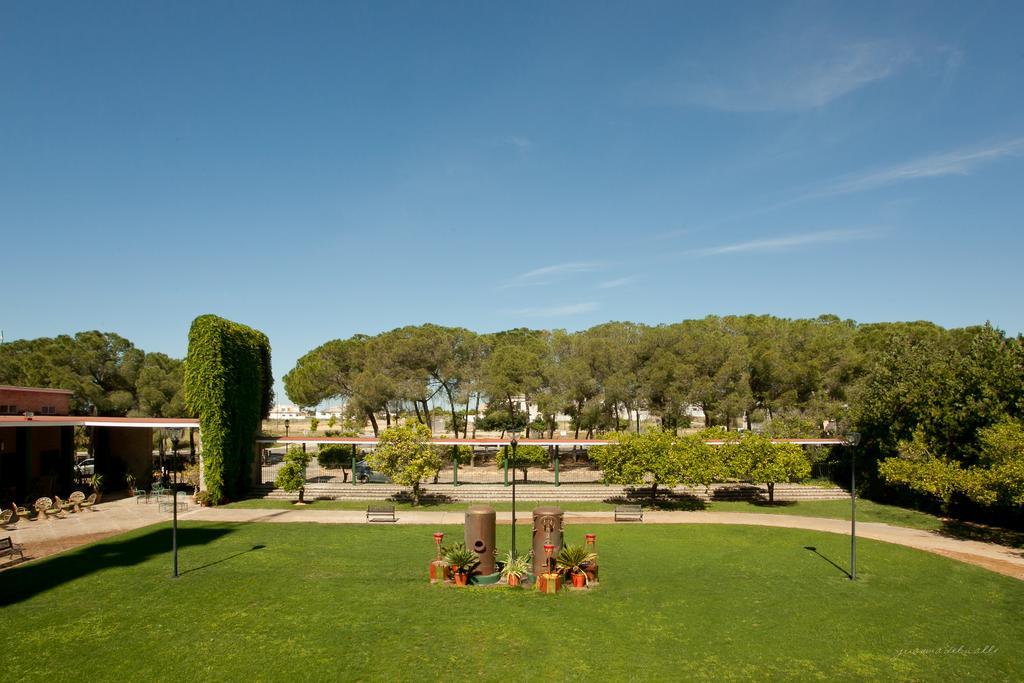 Hôtel Lantana Garden à Pilas Extérieur photo